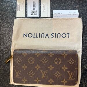 Louis Vuitton Authentic Zippy Wallet.
